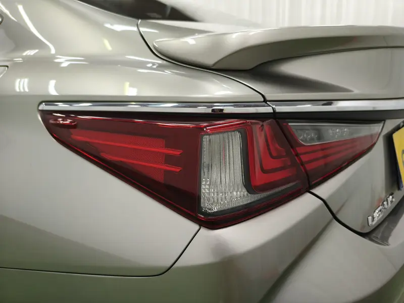 Lexus ES 300h экселленс VI — фото 10