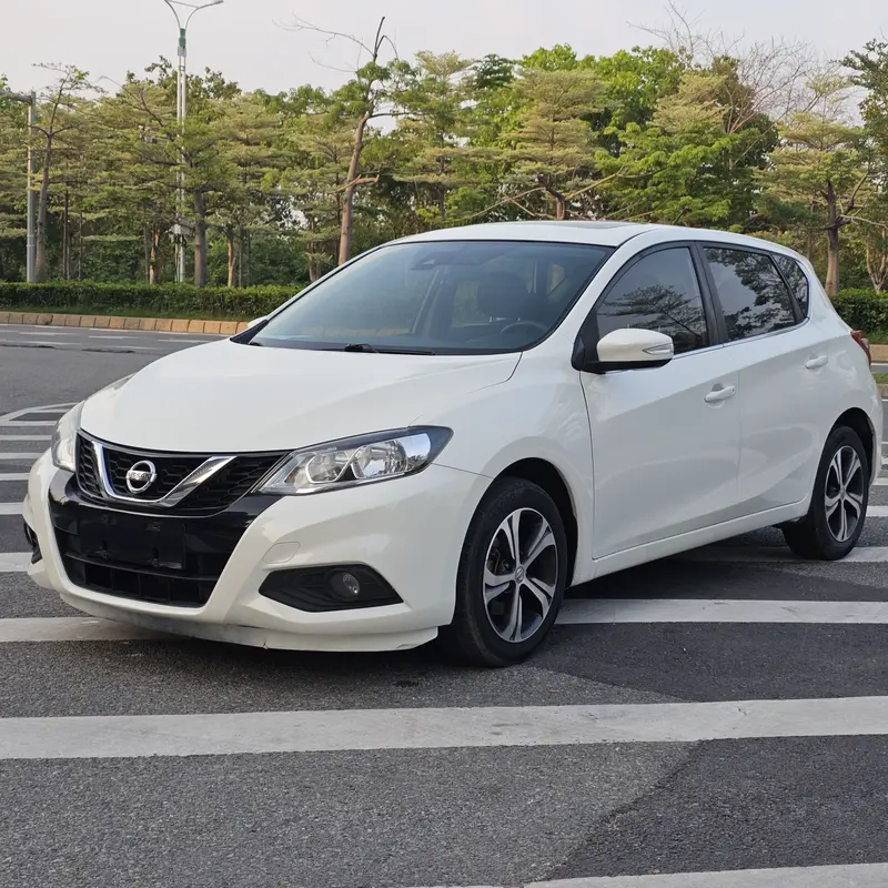 Nissan Tiida — фото 1