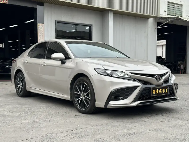 Toyota Camry — фото 3