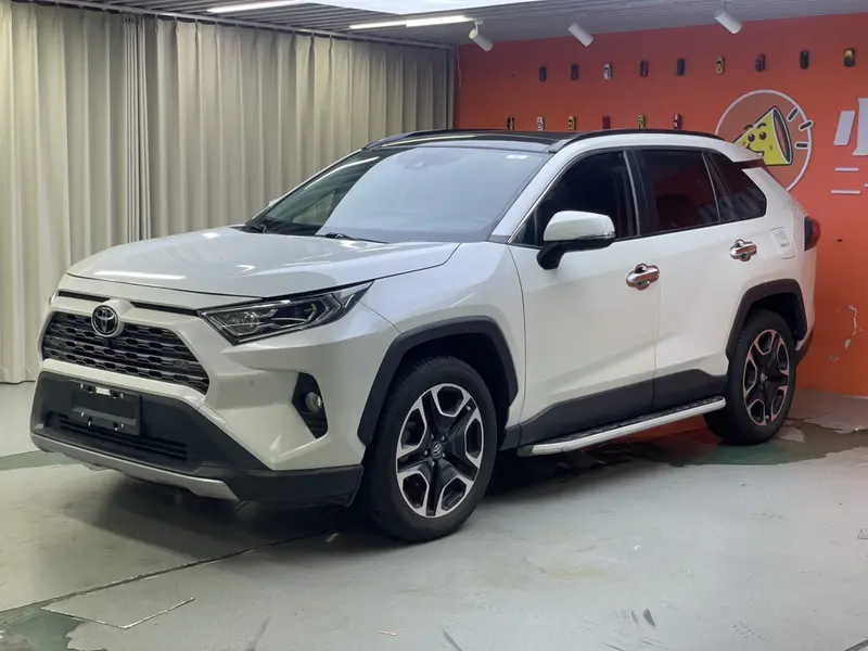 Toyota RAV4 — фото 1