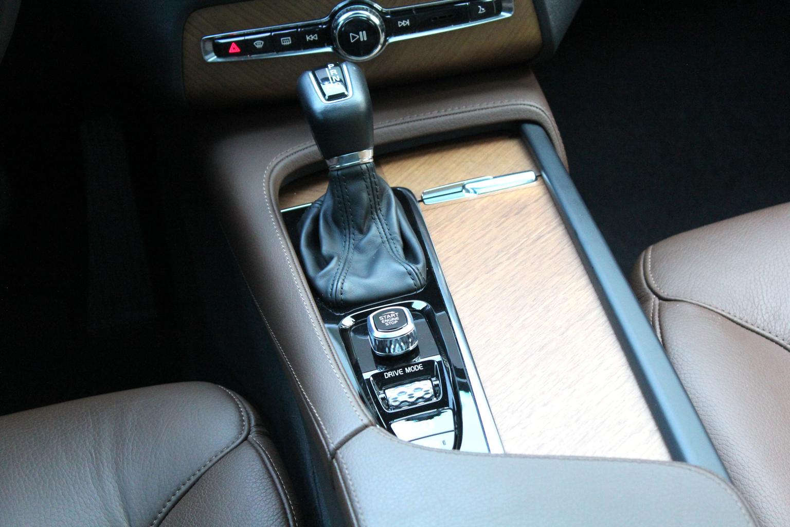 Volvo XC90: фотография 16 из 36