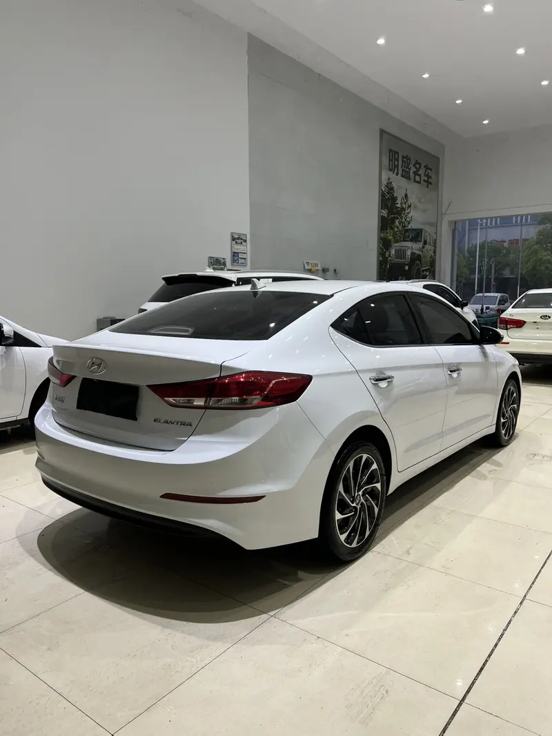 Hyundai Elantra — фото 5