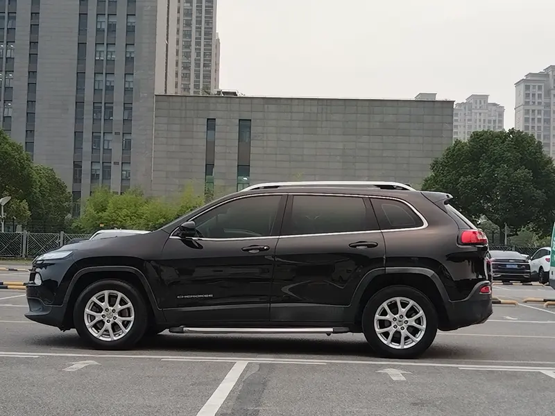 Jeep Cherokee — фото 4