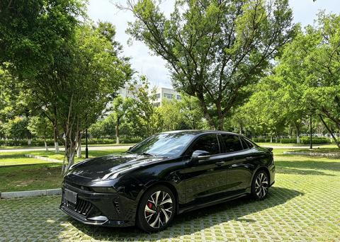 Lynk & Co 03