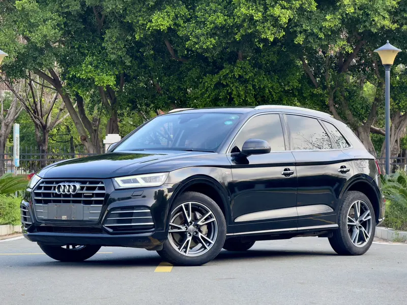 Audi Q5L — фото 1