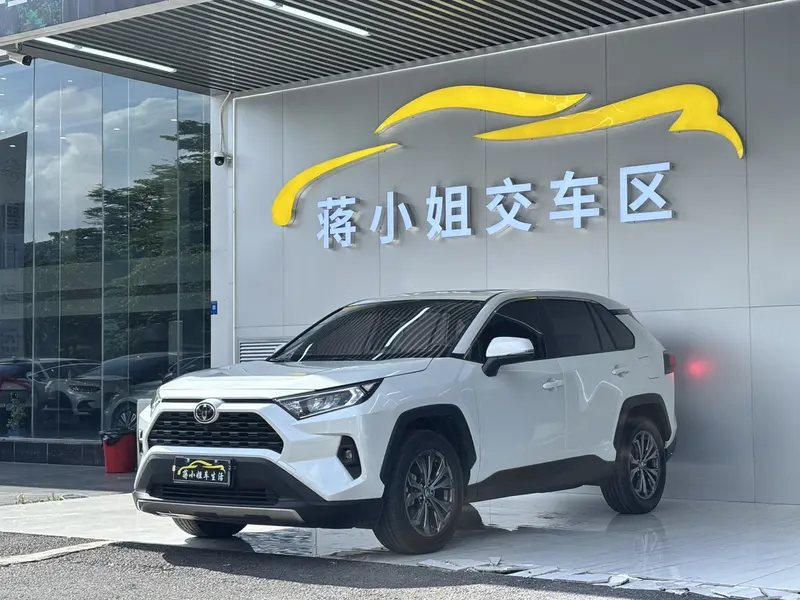 Toyota RAV4 — фото 1