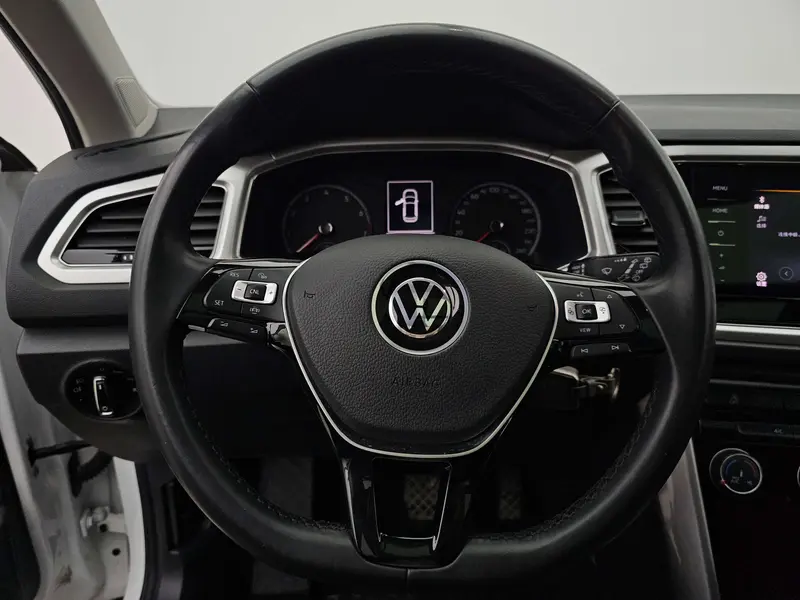 Volkswagen T-Roc — фото 9
