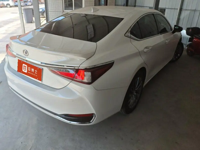 Lexus ES 300h VI — фото 2