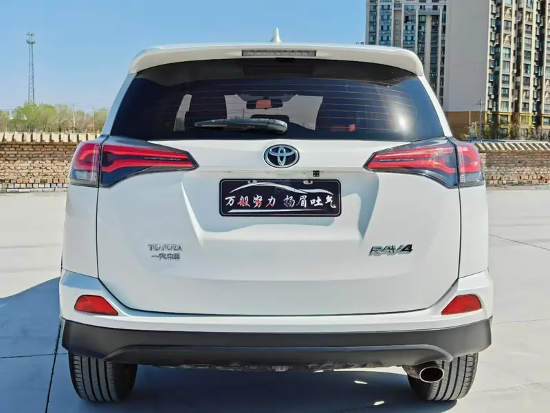 Toyota RAV4 — фото 5