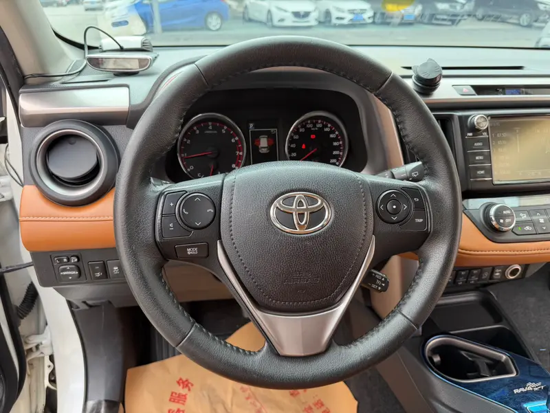 Toyota RAV4 — фото 11