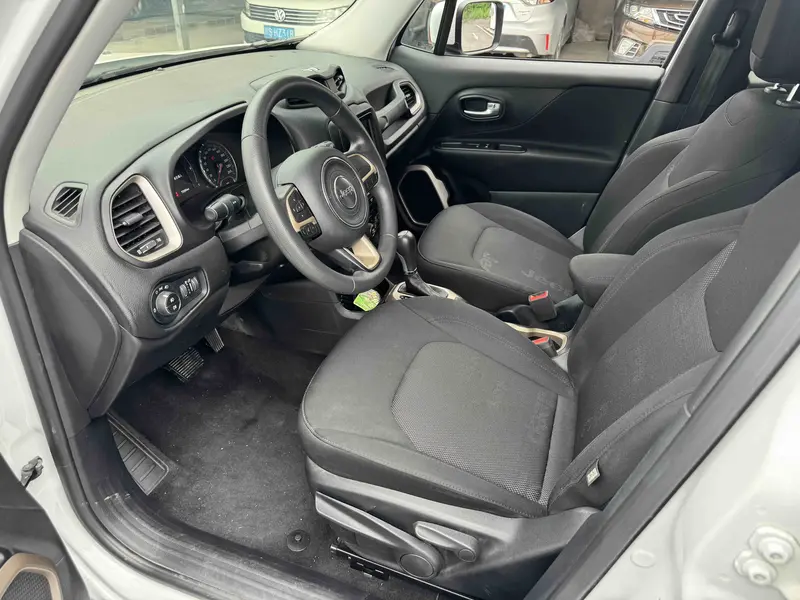 Jeep Renegade — фото 13