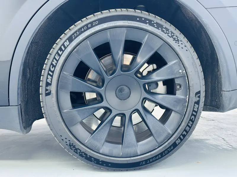 Tesla Model Y — фото 11
