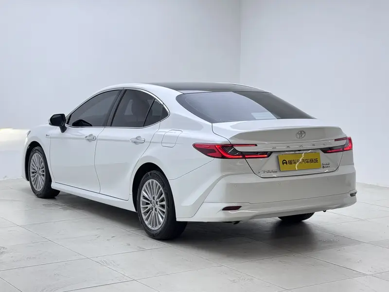 Toyota Camry — фото 5