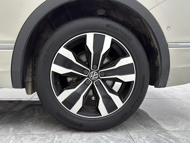 Volkswagen Tiguan L — фото 11
