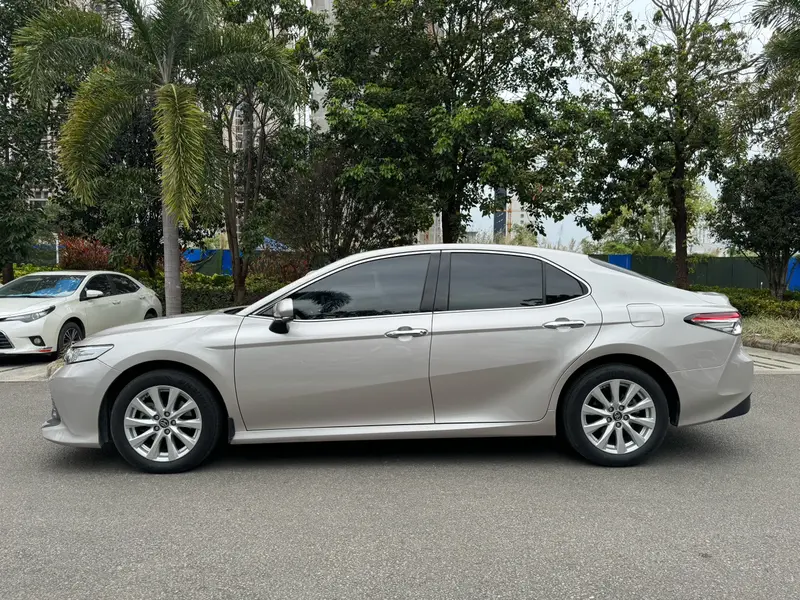 Toyota Camry — фото 4