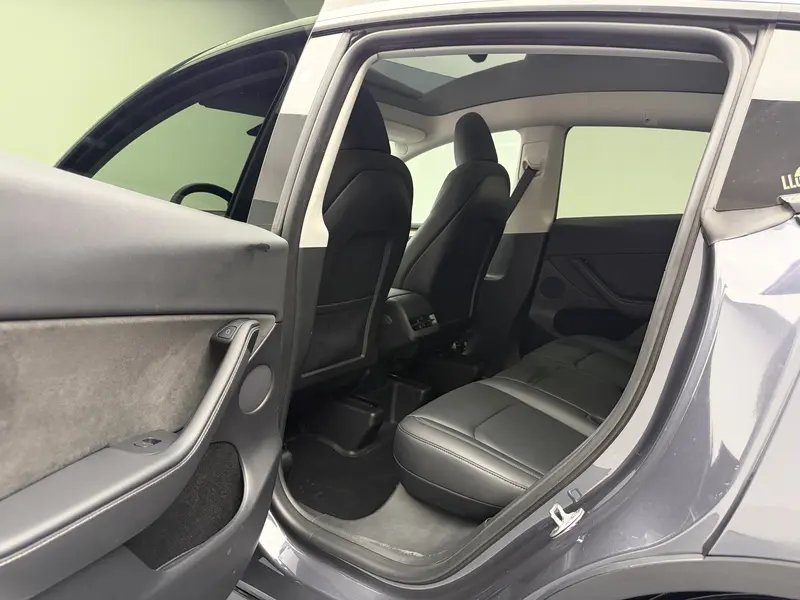 Tesla Model Y — фото 18