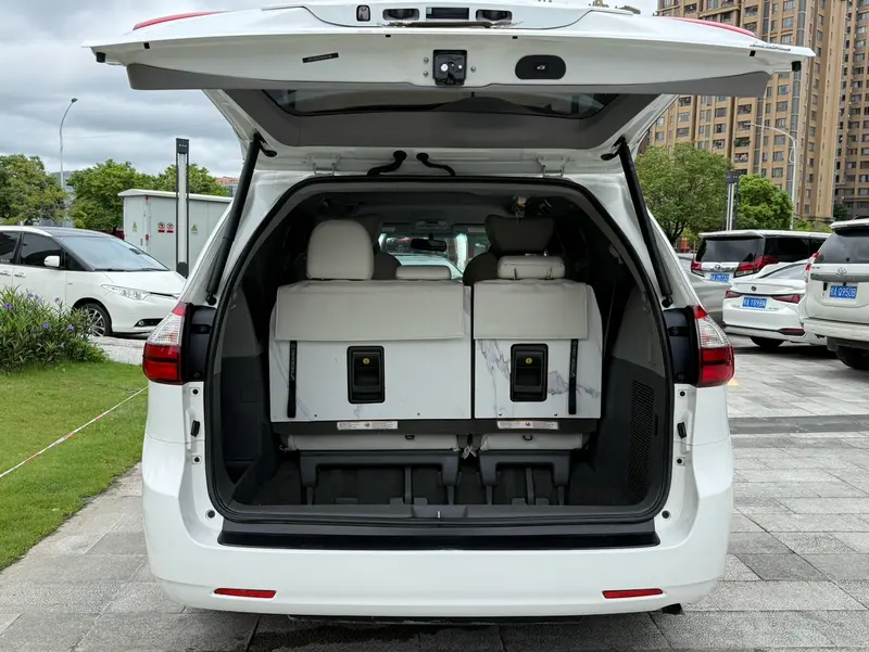 Toyota Sienna — фото 11
