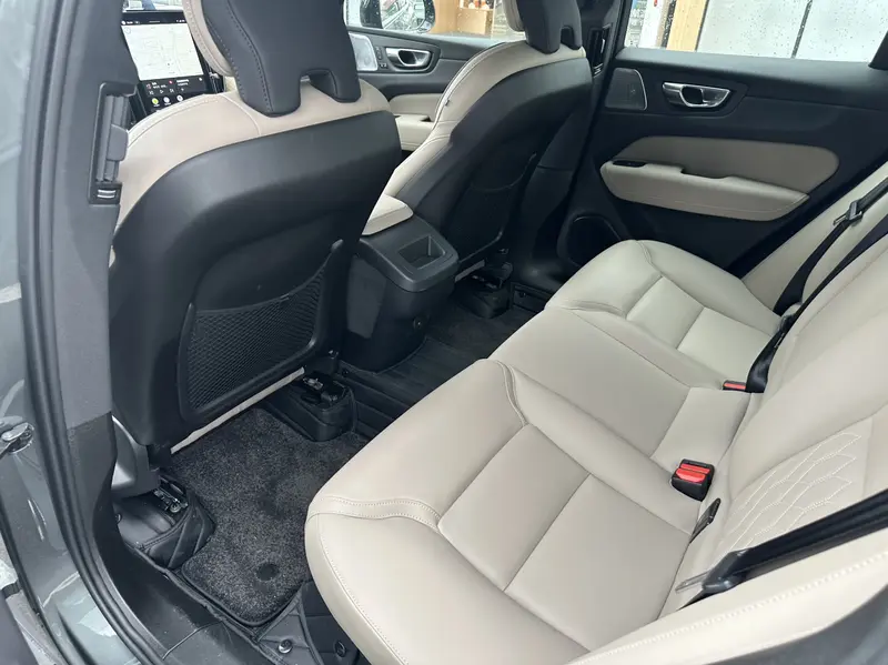 Volvo XC60 — фото 12