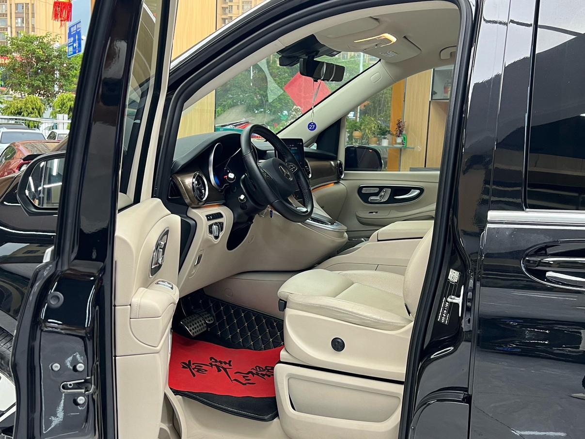 Mercedes-Benz V-Class: фотография 7 из 37