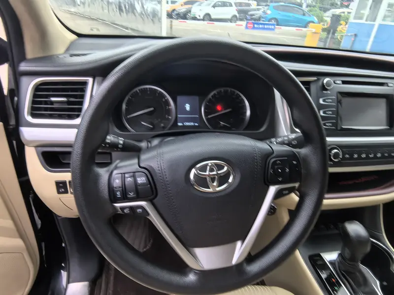 Toyota Highlander — фото 11