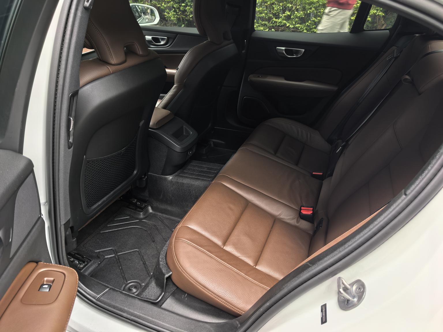 Volvo S60: фотография 6 из 11