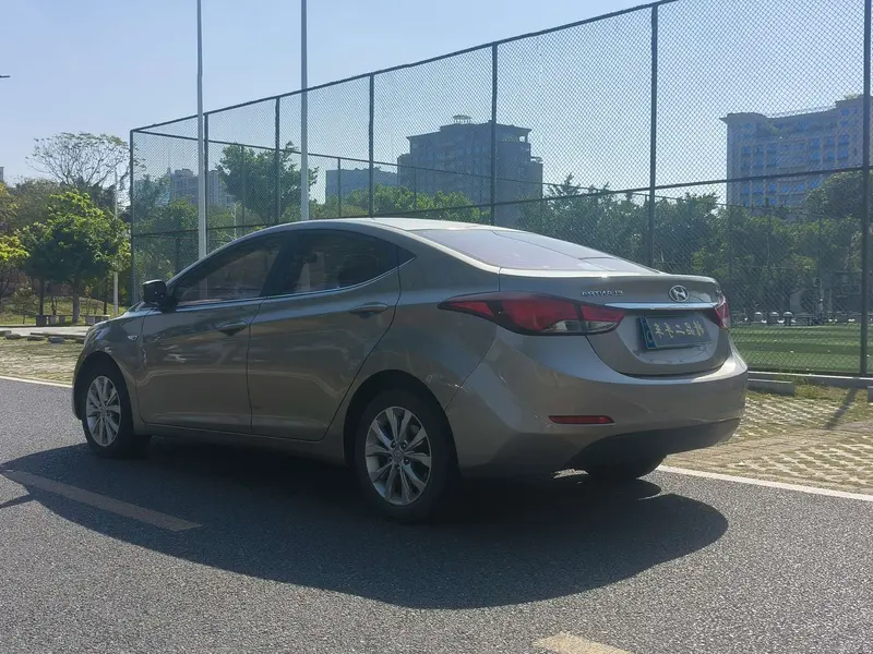 Hyundai Elantra — фото 4