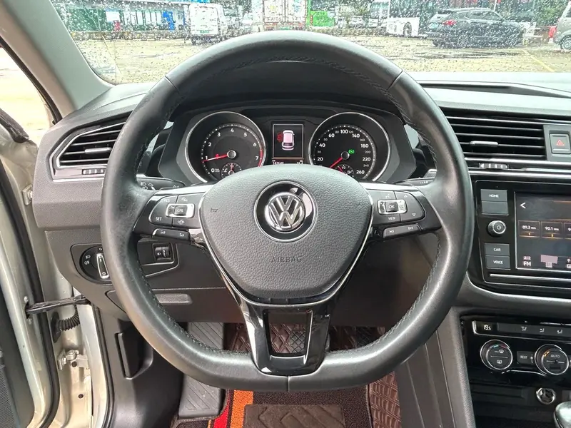 Volkswagen Tiguan L — фото 9