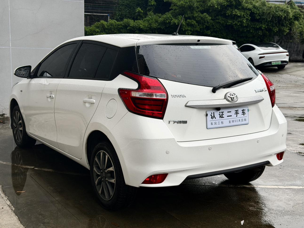 Toyota YARIS L: фотография 8 из 9