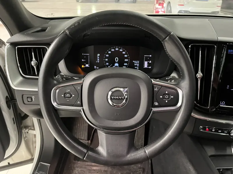 Volvo XC60 — фото 9