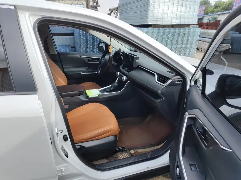 Toyota RAV4 — фото 8