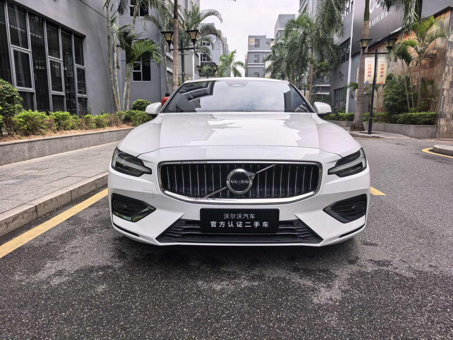 Volvo S60: фотография 2 из 11