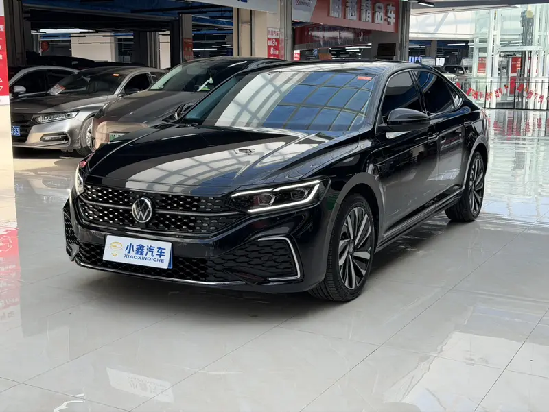 Volkswagen Passat 330 TSI Luxury — фото 1