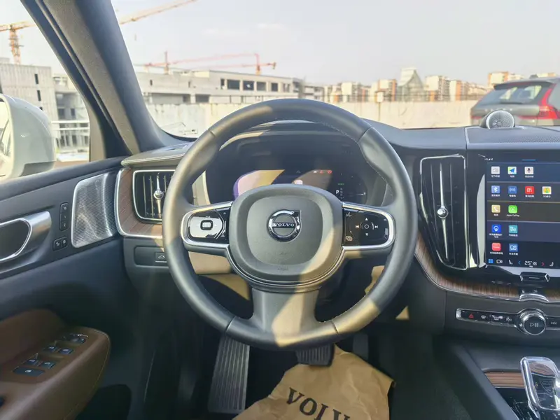 Volvo XC60 — фото 11