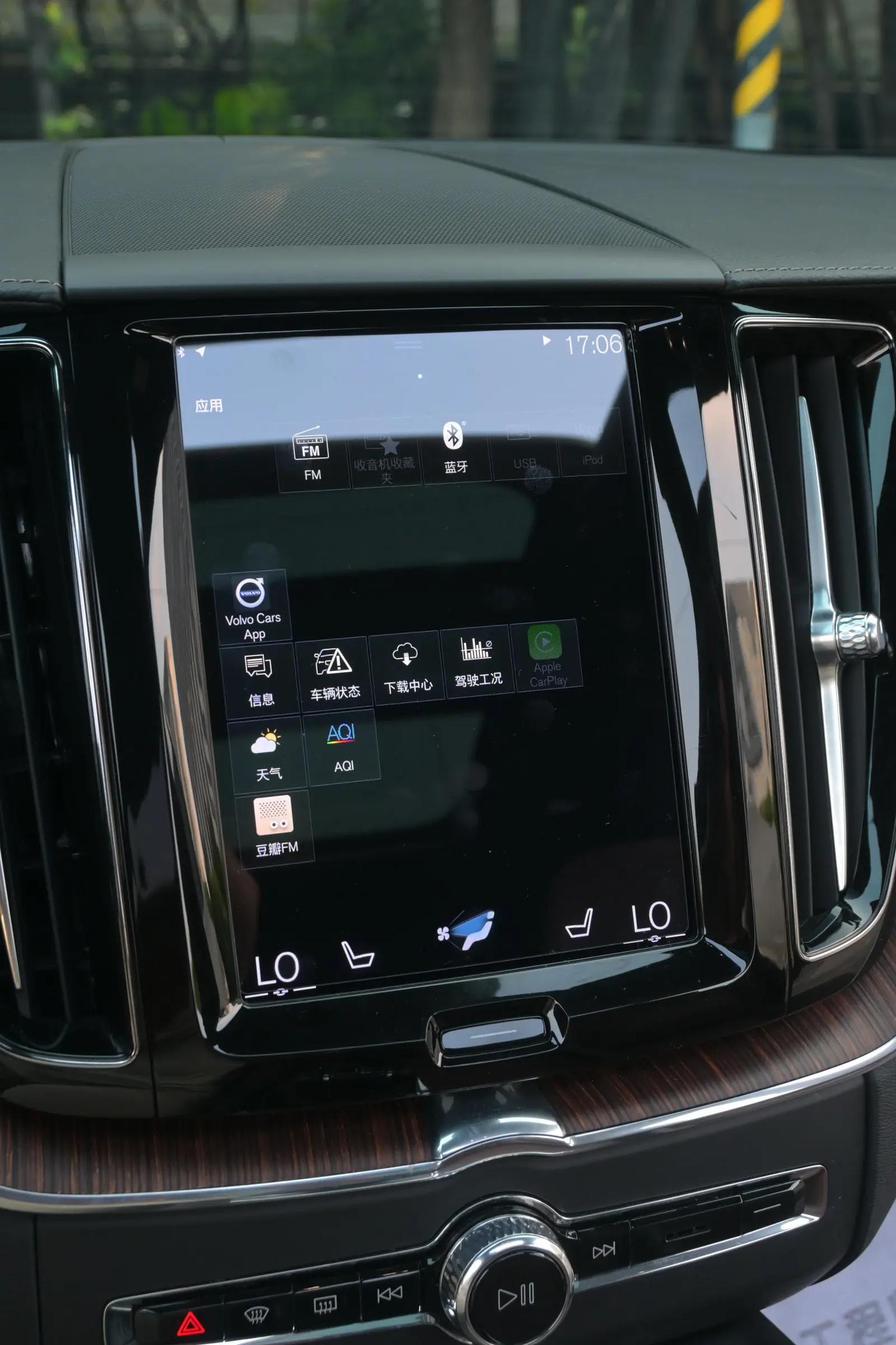 Volvo XC60: фотография 18 из 30