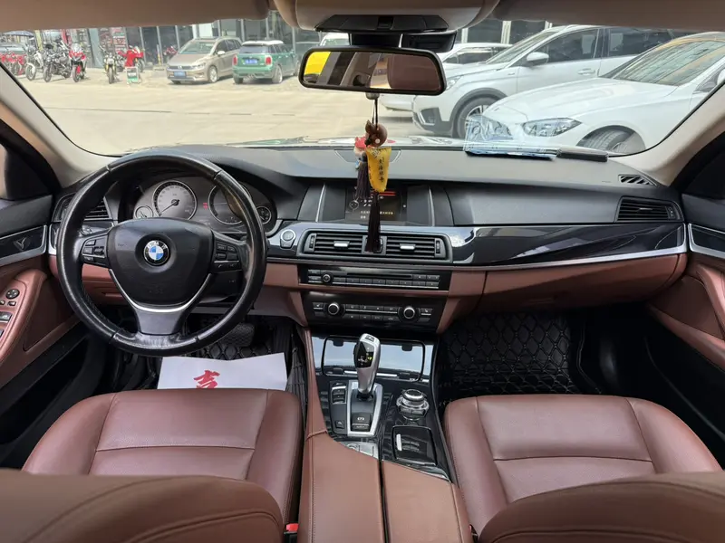 BMW 5 Series 520Li — фото 10