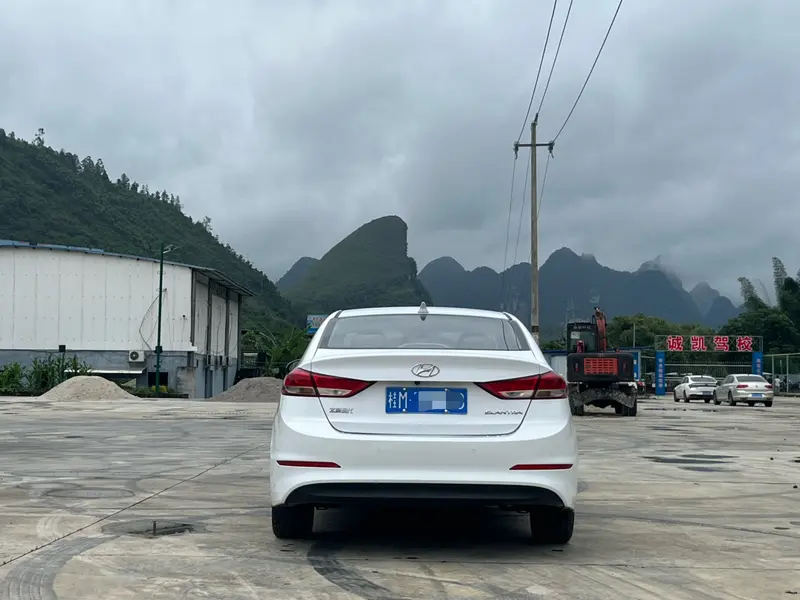 Hyundai Elantra — фото 6