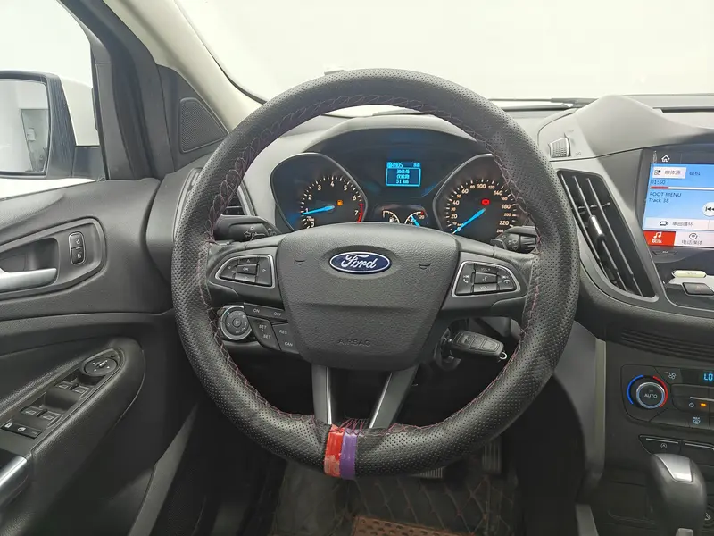 Ford Kuga — фото 16