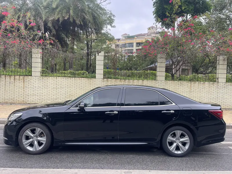 Toyota Crown — фото 3