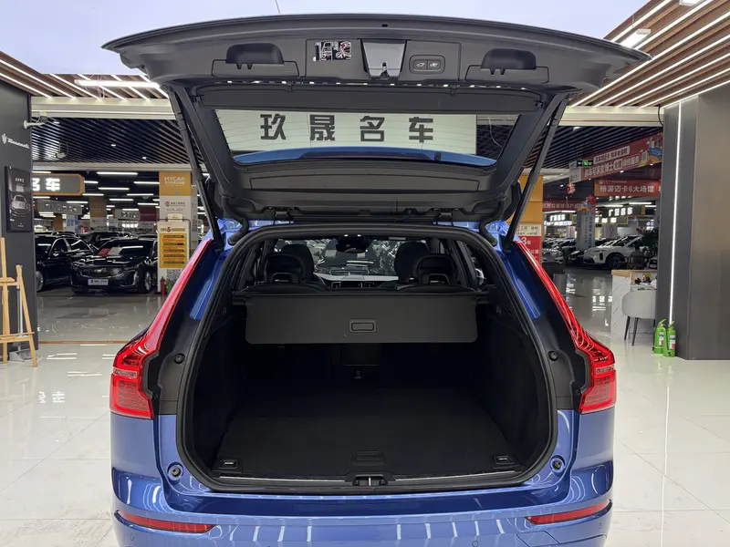 Volvo XC60 — фото 12