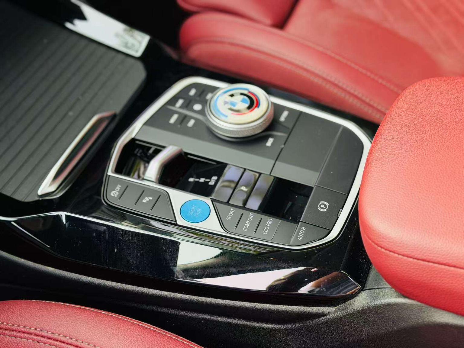 BMW iX3: фотография 16 из 17