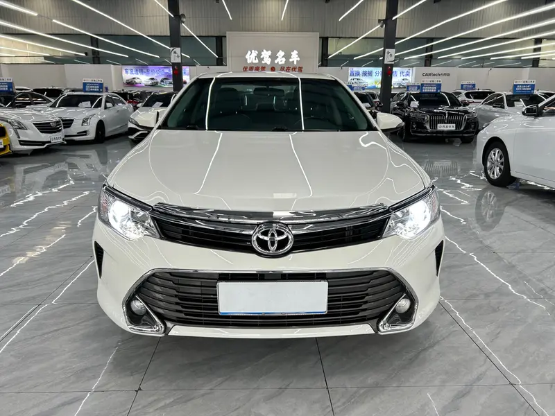Toyota Camry — фото 2