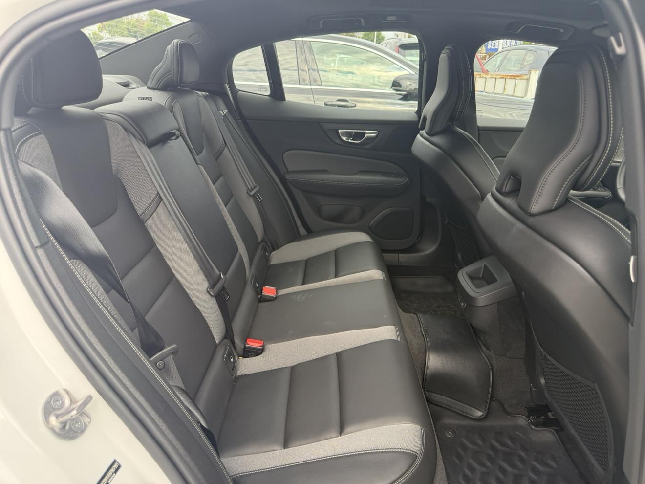 Volvo S60: фотография 15 из 16