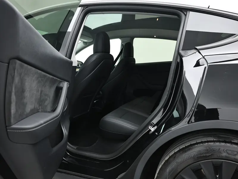 Tesla Model Y — фото 11