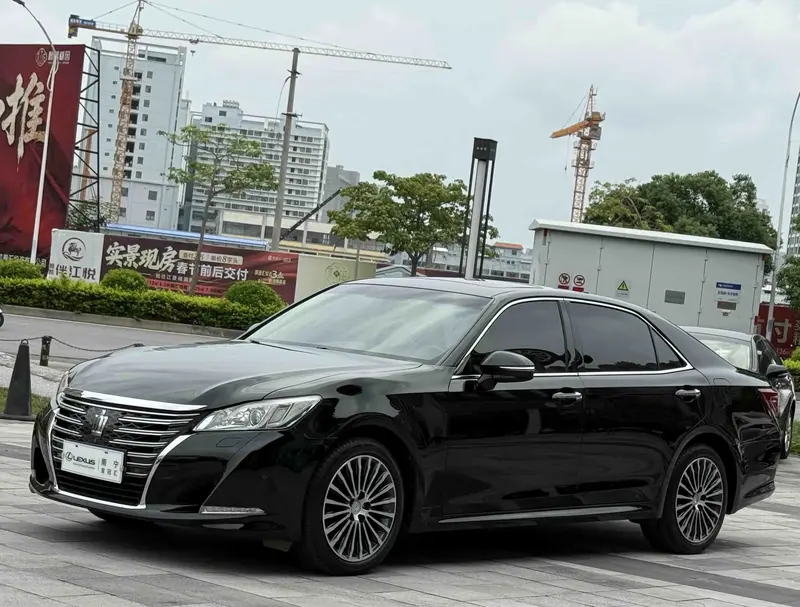 Toyota Crown — фото 1