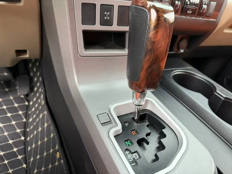 Toyota Sequoia — фото 12