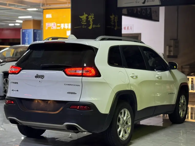 Jeep Cherokee 2.4L — фото 6