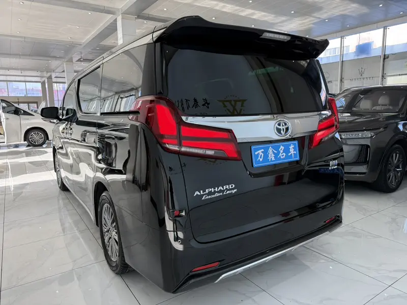 Toyota Alphard — фото 4