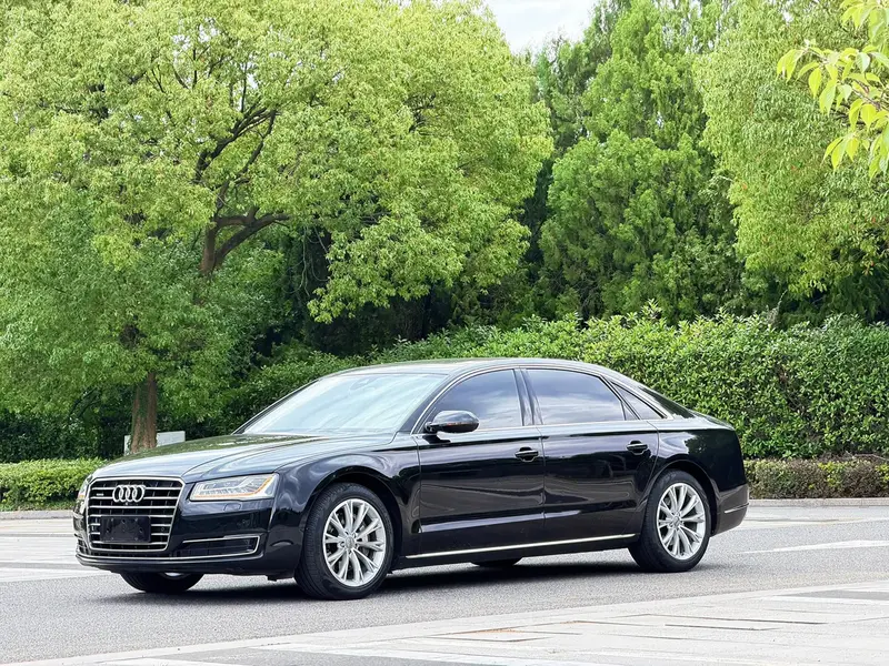 Audi A8 — фото 1