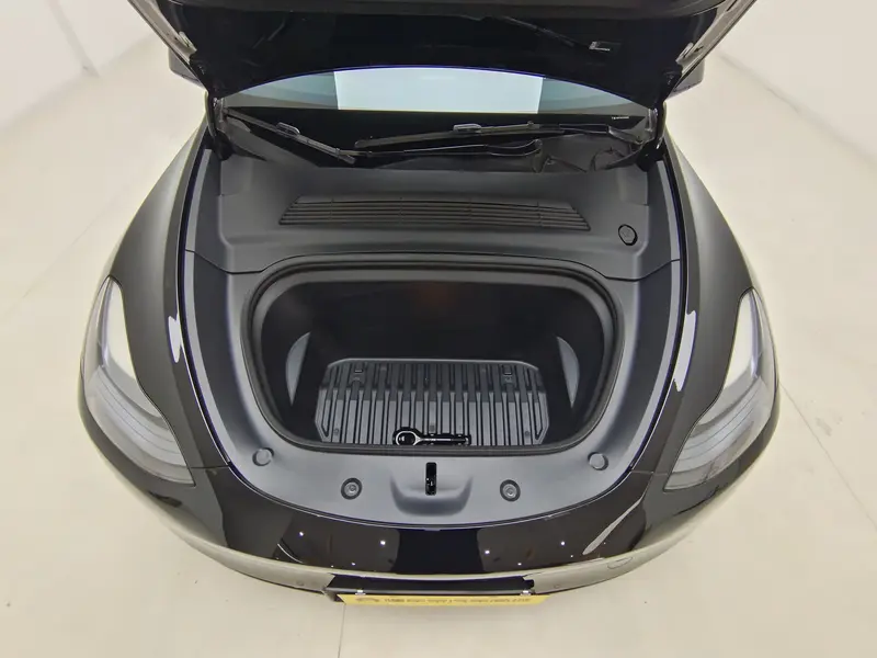 Tesla Model Y — фото 12