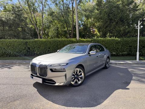 BMW i7